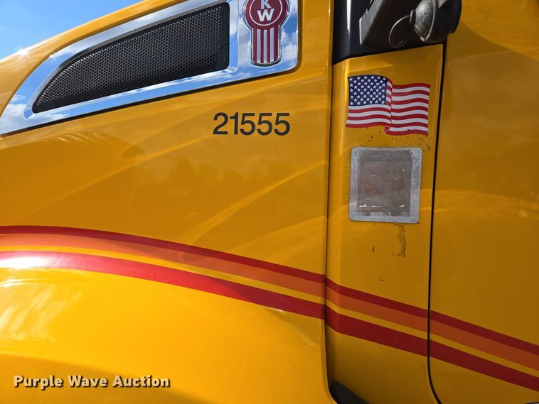 image for item EI4139 2021 Kenworth T680 semi truck