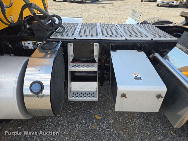 image for item EI4139 2021 Kenworth T680 semi truck