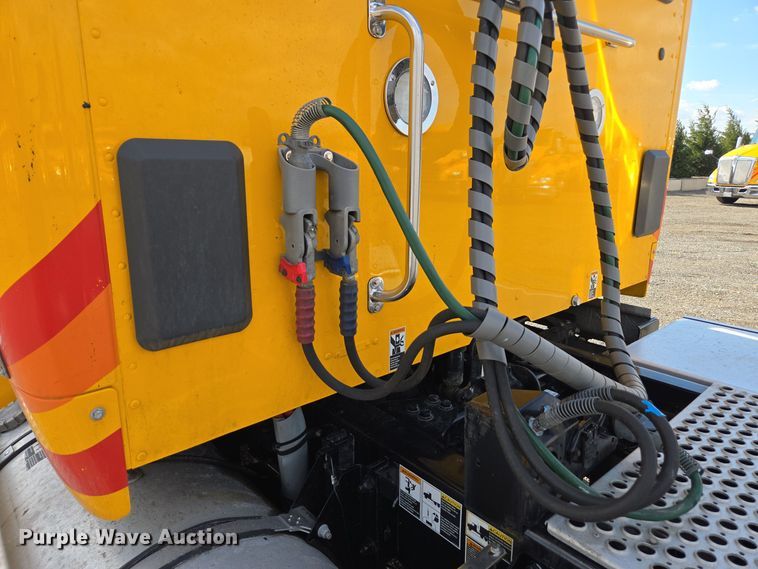 image for item EI4139 2021 Kenworth T680 semi truck