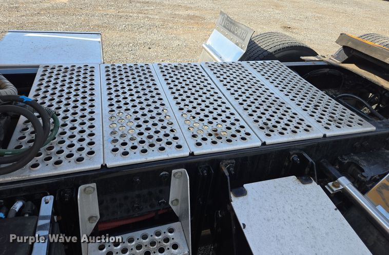image for item EI4139 2021 Kenworth T680 semi truck