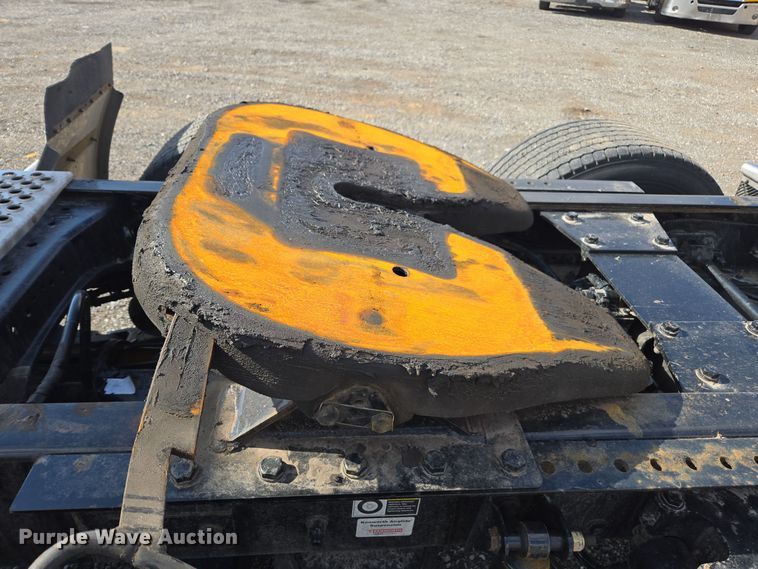 image for item EI4139 2021 Kenworth T680 semi truck