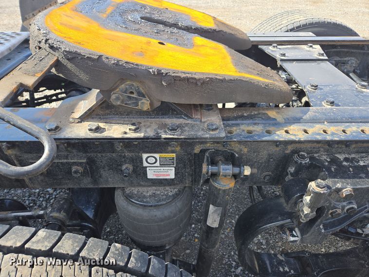 image for item EI4139 2021 Kenworth T680 semi truck