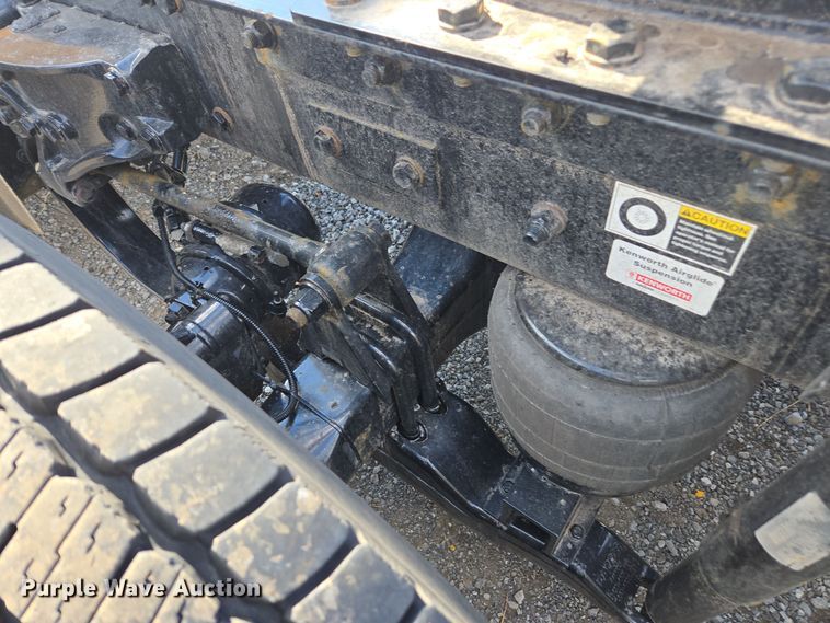 image for item EI4139 2021 Kenworth T680 semi truck