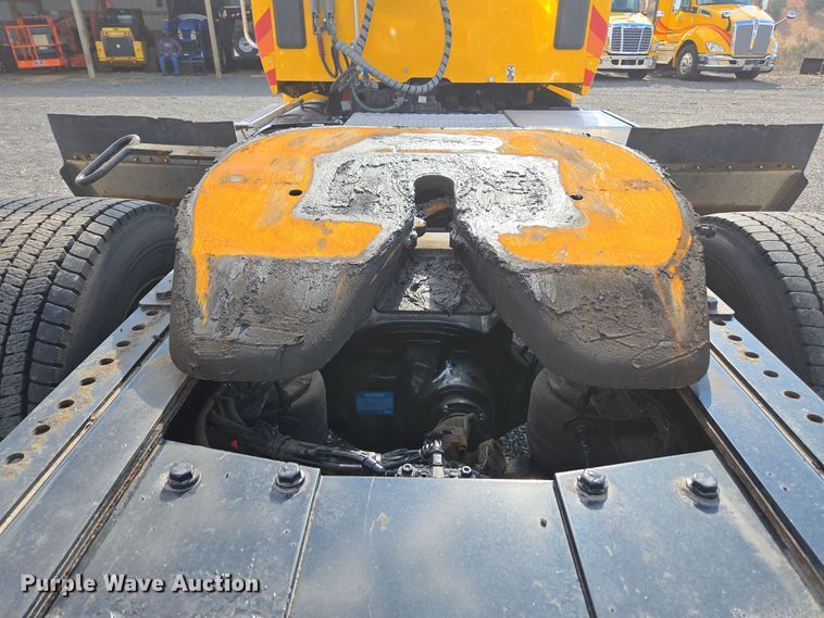 image for item EI4139 2021 Kenworth T680 semi truck