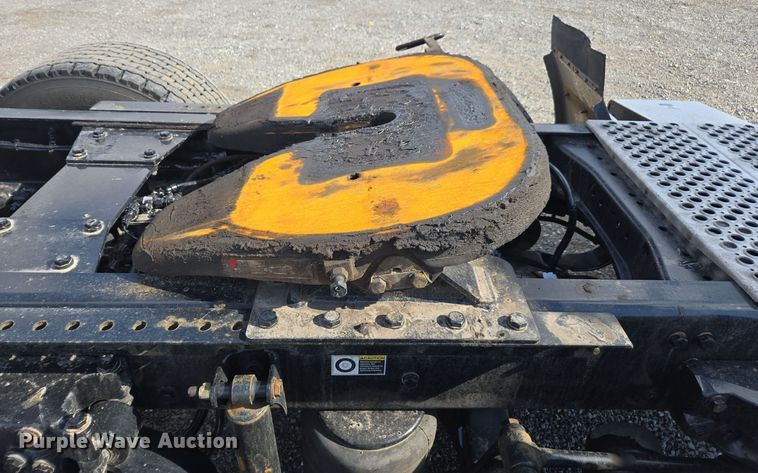 image for item EI4139 2021 Kenworth T680 semi truck