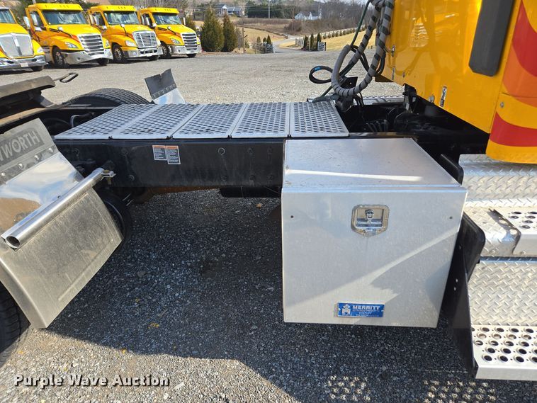 image for item EI4139 2021 Kenworth T680 semi truck