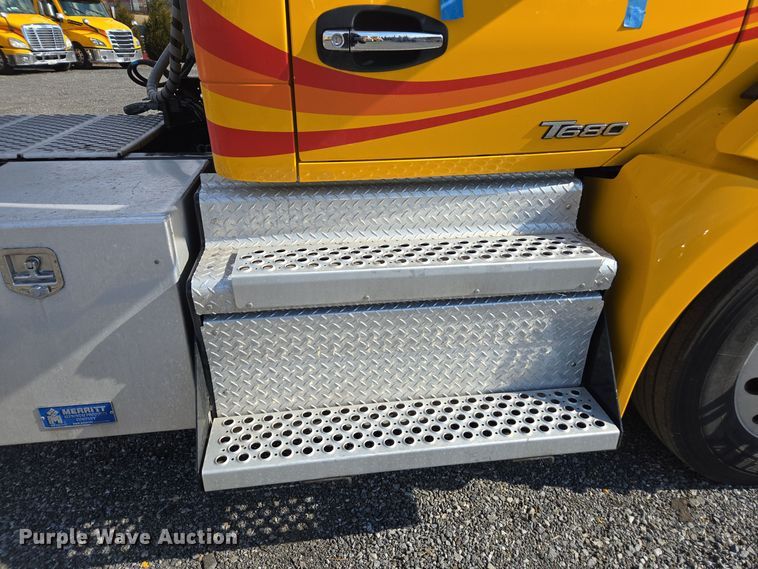 image for item EI4139 2021 Kenworth T680 semi truck
