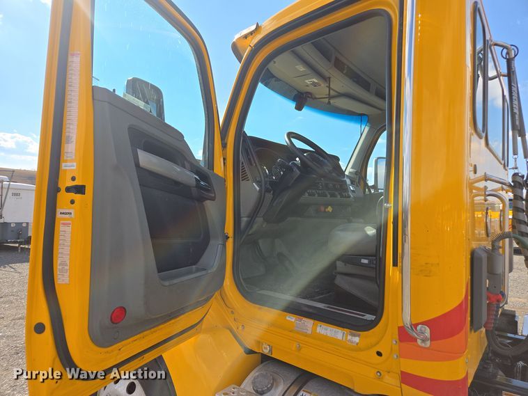 image for item EI4139 2021 Kenworth T680 semi truck