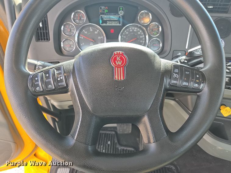 image for item EI4139 2021 Kenworth T680 semi truck