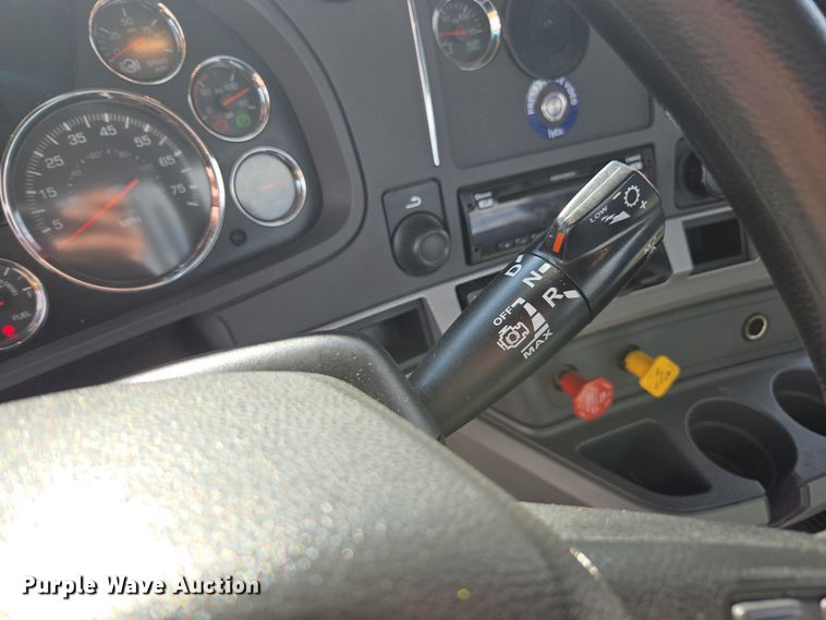 image for item EI4139 2021 Kenworth T680 semi truck