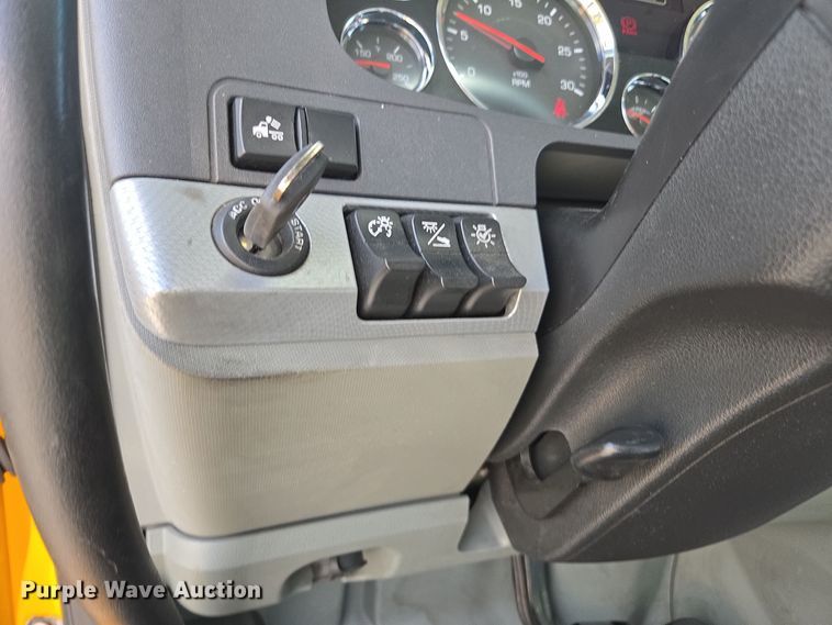 image for item EI4139 2021 Kenworth T680 semi truck