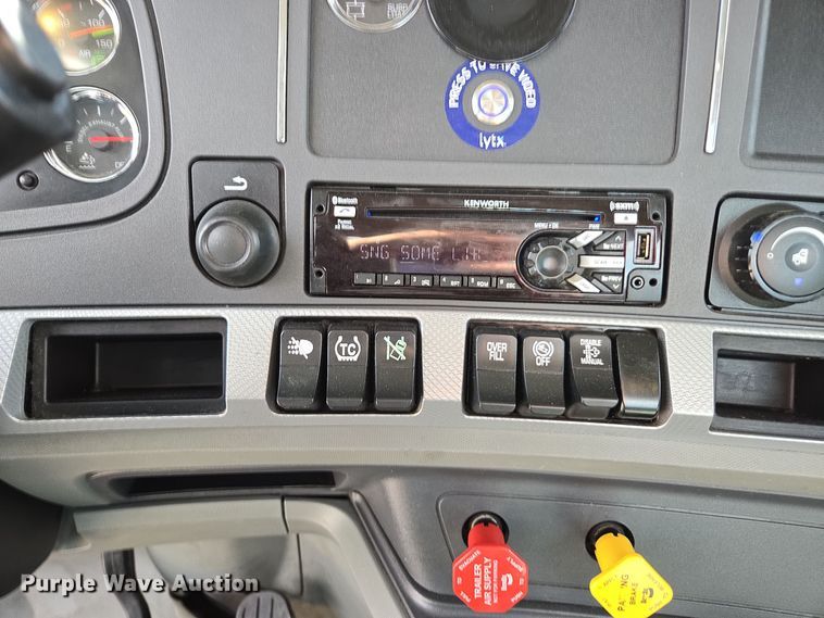 image for item EI4139 2021 Kenworth T680 semi truck