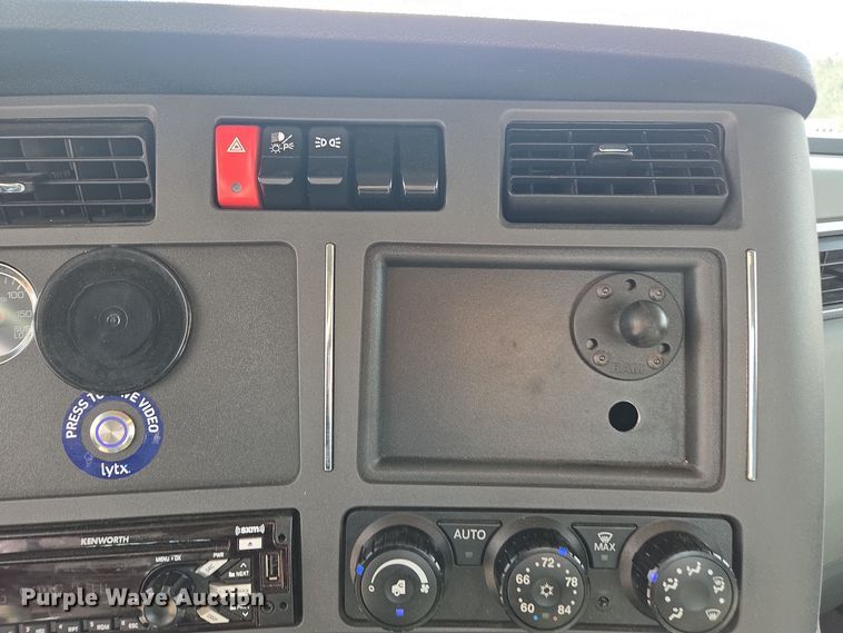 image for item EI4139 2021 Kenworth T680 semi truck