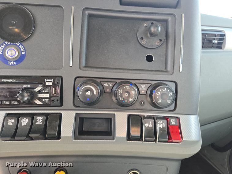 image for item EI4139 2021 Kenworth T680 semi truck