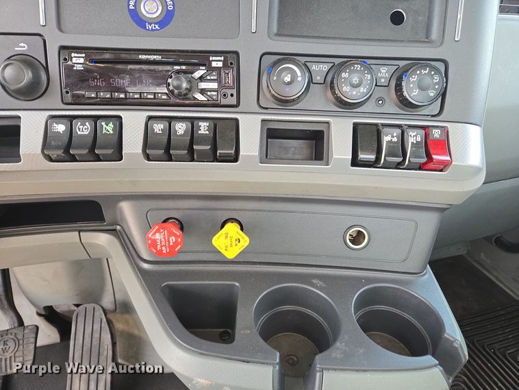 image for item EI4139 2021 Kenworth T680 semi truck