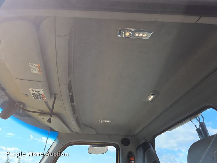 image for item EI4139 2021 Kenworth T680 semi truck