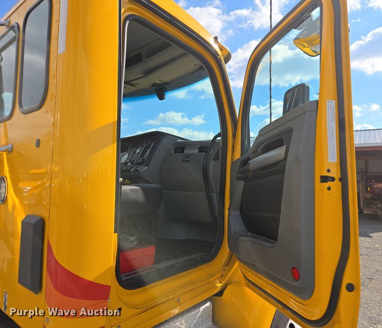 image for item EI4139 2021 Kenworth T680 semi truck