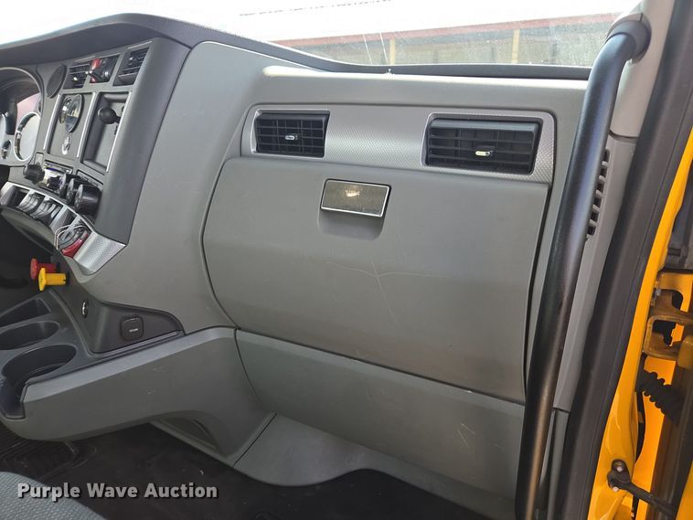 image for item EI4139 2021 Kenworth T680 semi truck