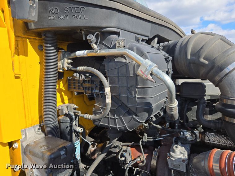 image for item EI4139 2021 Kenworth T680 semi truck