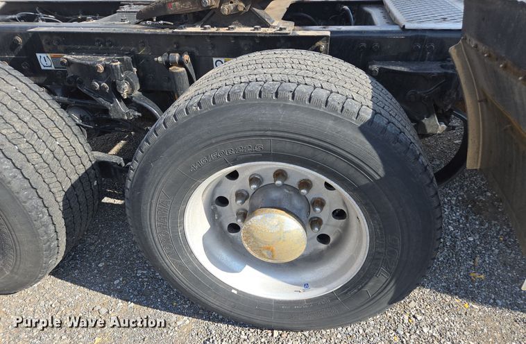 image for item EI4139 2021 Kenworth T680 semi truck