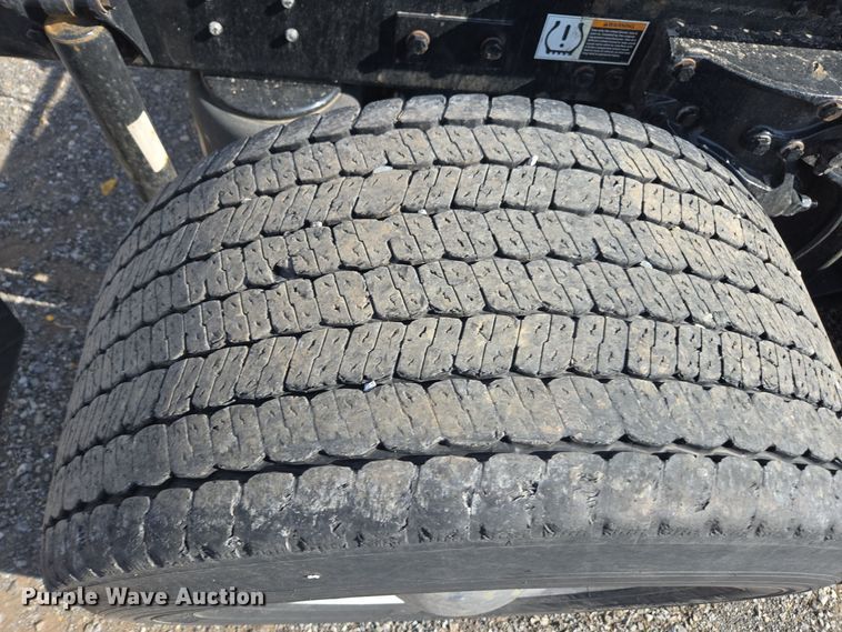 image for item EI4139 2021 Kenworth T680 semi truck