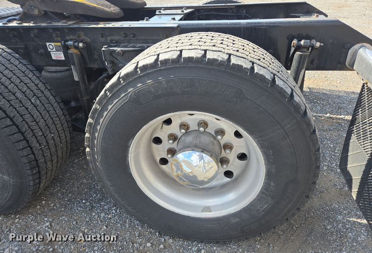 image for item EI4139 2021 Kenworth T680 semi truck