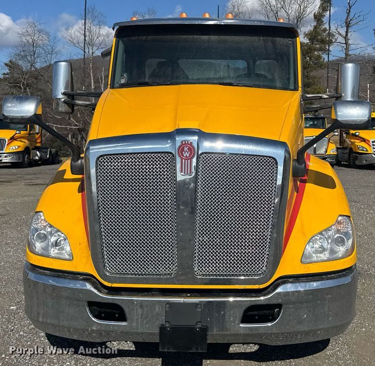 image for item EI4140 2022 Kenworth T680 semi truck