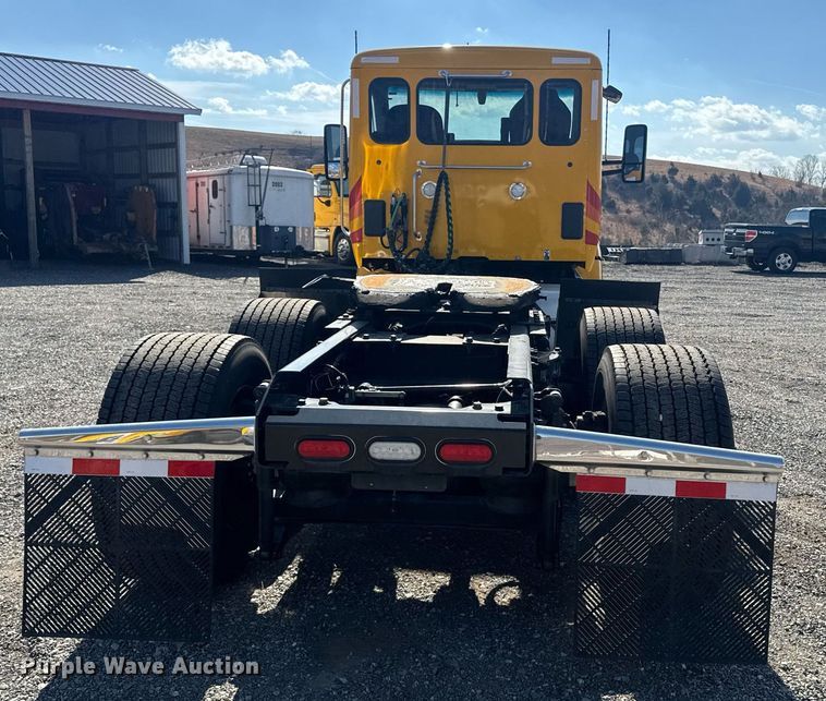 image for item EI4140 2022 Kenworth T680 semi truck