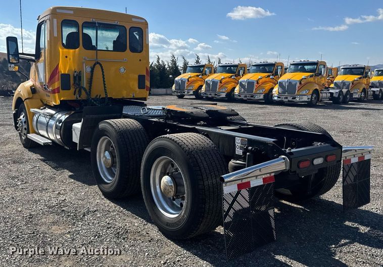 image for item EI4140 2022 Kenworth T680 semi truck