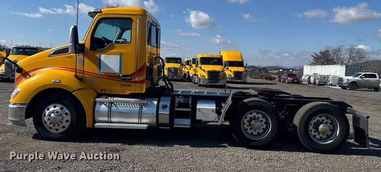 image for item EI4140 2022 Kenworth T680 semi truck