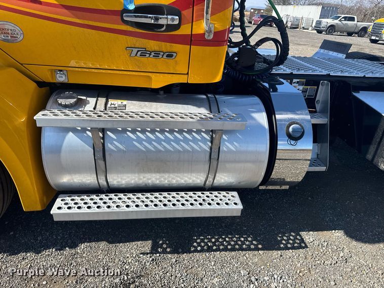 image for item EI4140 2022 Kenworth T680 semi truck