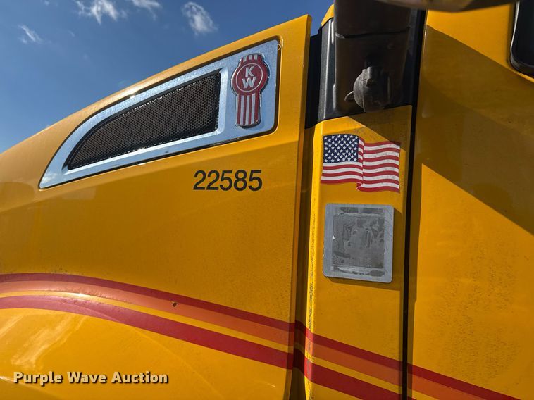 image for item EI4140 2022 Kenworth T680 semi truck