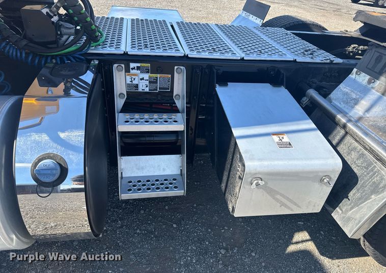 image for item EI4140 2022 Kenworth T680 semi truck