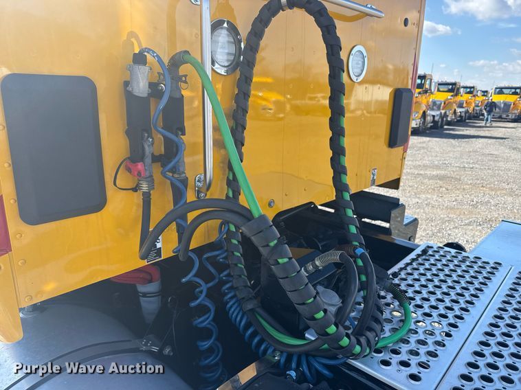 image for item EI4140 2022 Kenworth T680 semi truck