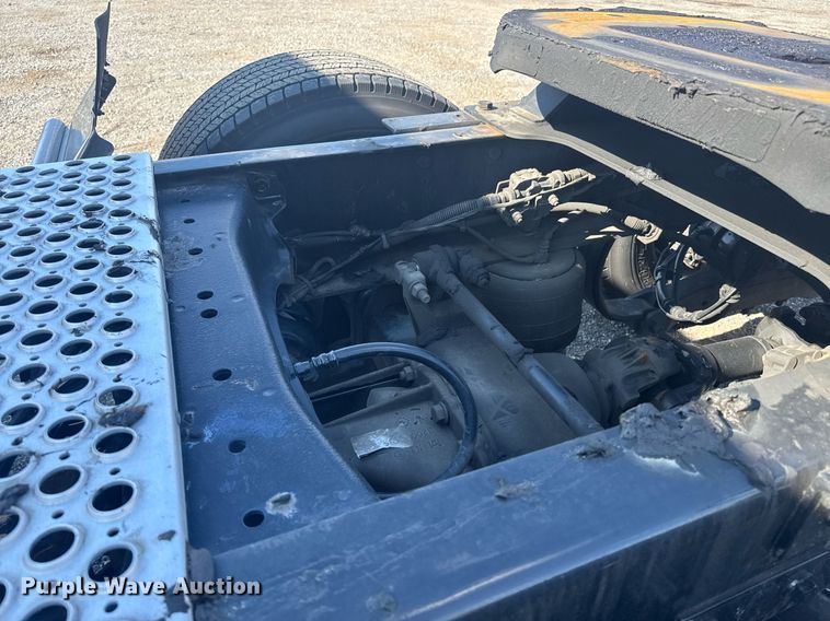 image for item EI4140 2022 Kenworth T680 semi truck