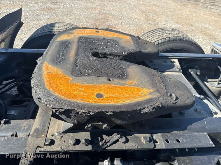 image for item EI4140 2022 Kenworth T680 semi truck