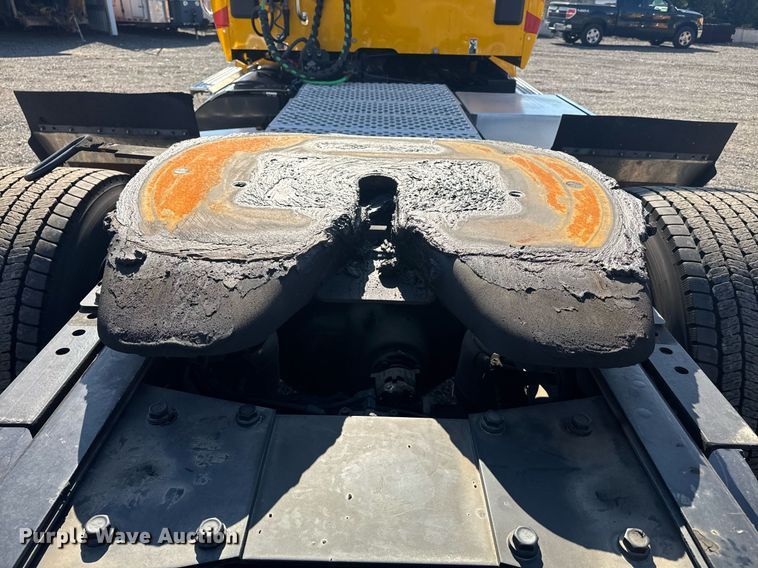 image for item EI4140 2022 Kenworth T680 semi truck