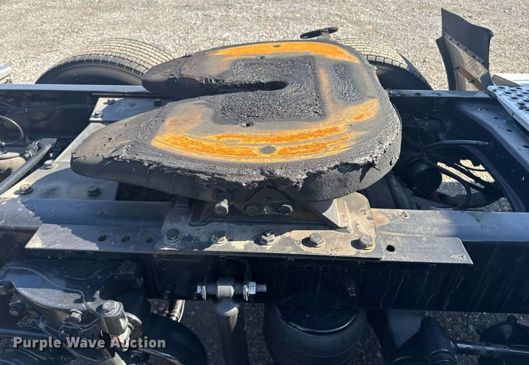 image for item EI4140 2022 Kenworth T680 semi truck