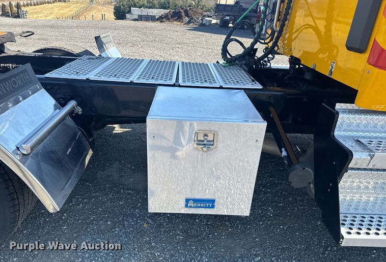 image for item EI4140 2022 Kenworth T680 semi truck