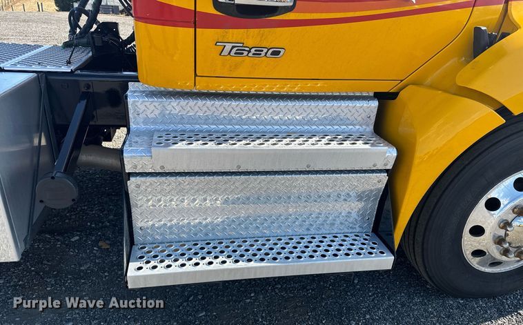 image for item EI4140 2022 Kenworth T680 semi truck