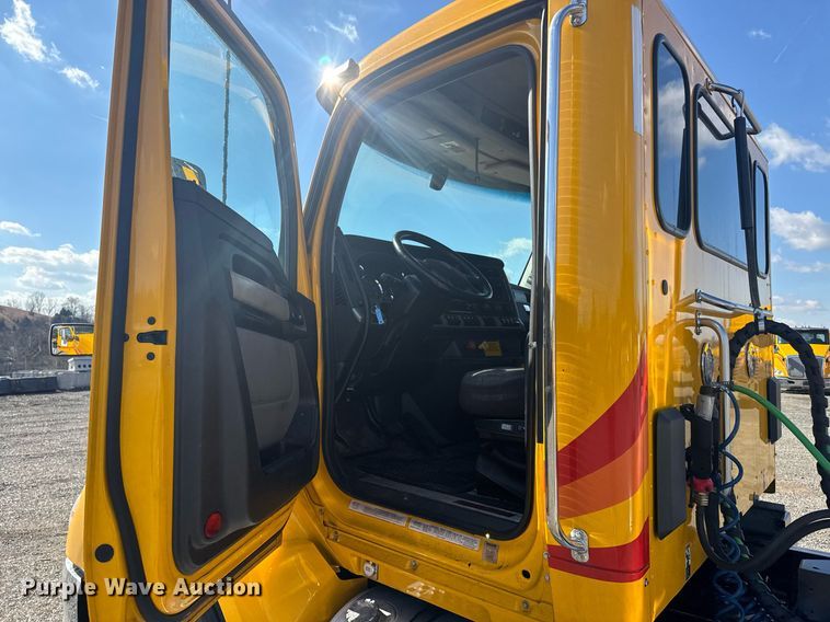 image for item EI4140 2022 Kenworth T680 semi truck