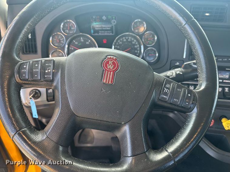 image for item EI4140 2022 Kenworth T680 semi truck