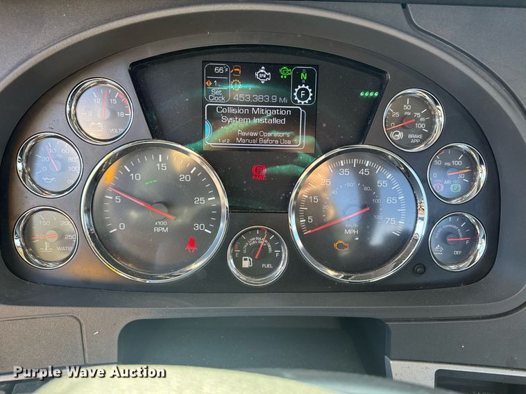 image for item EI4140 2022 Kenworth T680 semi truck