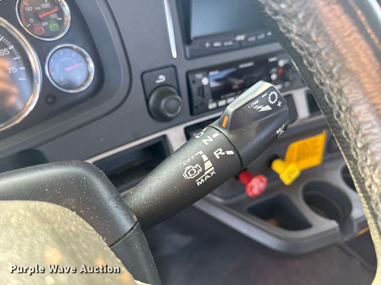 image for item EI4140 2022 Kenworth T680 semi truck