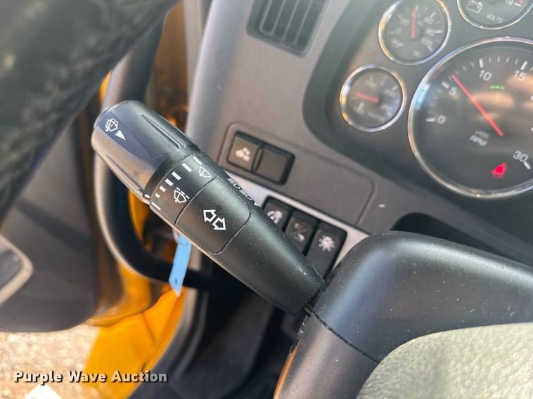 image for item EI4140 2022 Kenworth T680 semi truck