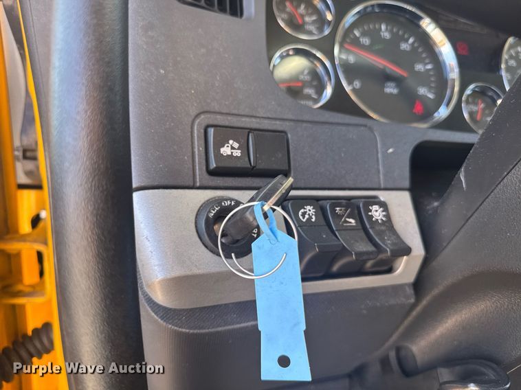 image for item EI4140 2022 Kenworth T680 semi truck