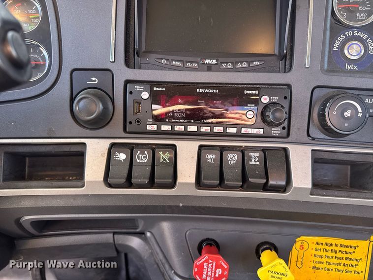 image for item EI4140 2022 Kenworth T680 semi truck