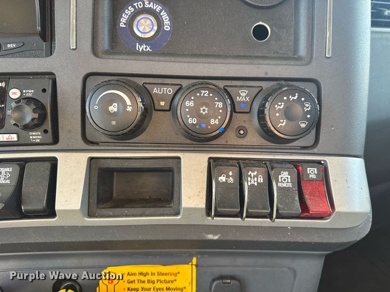 image for item EI4140 2022 Kenworth T680 semi truck