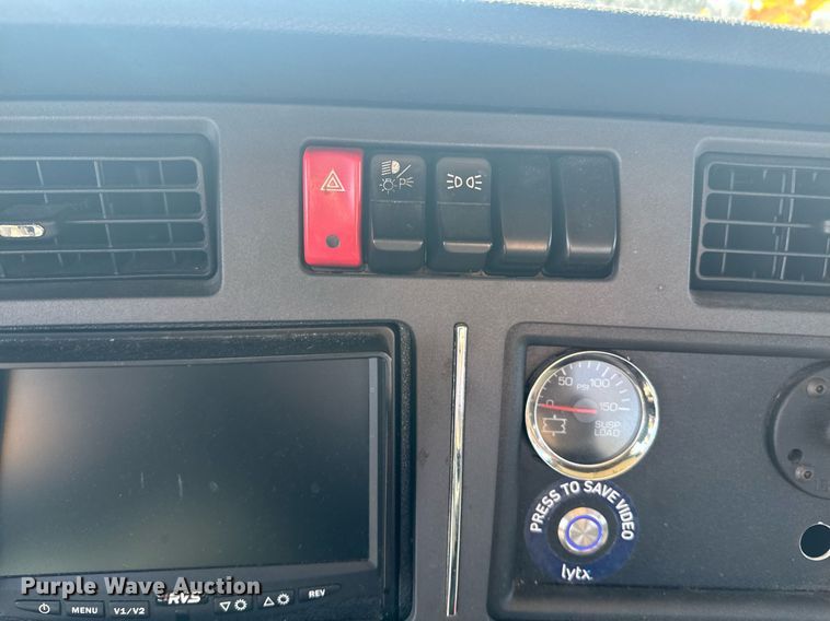 image for item EI4140 2022 Kenworth T680 semi truck