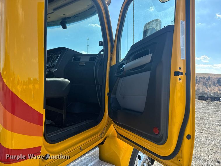 image for item EI4140 2022 Kenworth T680 semi truck